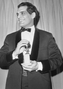 Omar Sharif recebe em janeiro de 1966 o Globo de Ouro de Melhor Ator por seu papel em 'Doutor Jivago', em Hollywood, na Califórnia (Foto: Harold P.Matosian/AP/Arquivo)