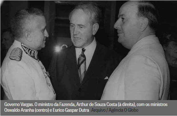 Governo Vargas. O ministro da Fazenda, Arthur de Souza Costa (à direita), com os ministros Oswaldo Aranha (centro) e Eurico Gaspar Dutra (Foto: Arquivo / Agência O Globo)