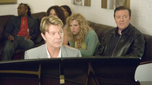 Em 2006, Bowie fez uma rara aparição, gravando uma participação na série cômica "Extras" (Reprodução)
