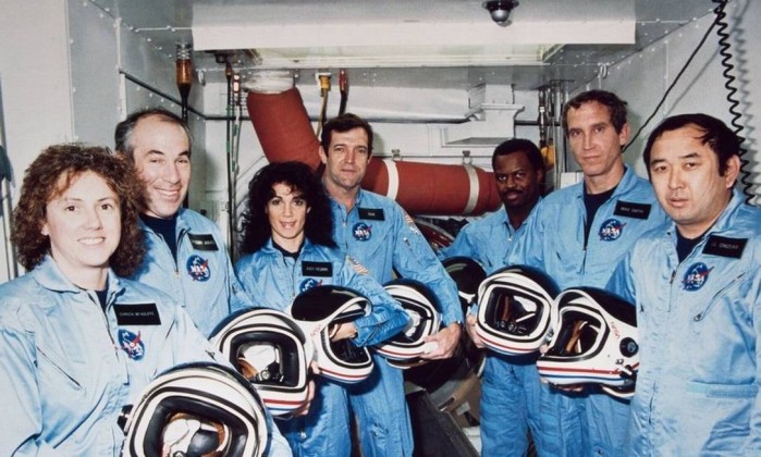 Os sete mortos na explosão do ônibus espacial Challenger. À esquerda na imagem, a americana Christa McAuliffe, a primeira civil a integrar uma missão, escolhida entre 11 mil candidatos - (Foto: Divulgação/Nasa)