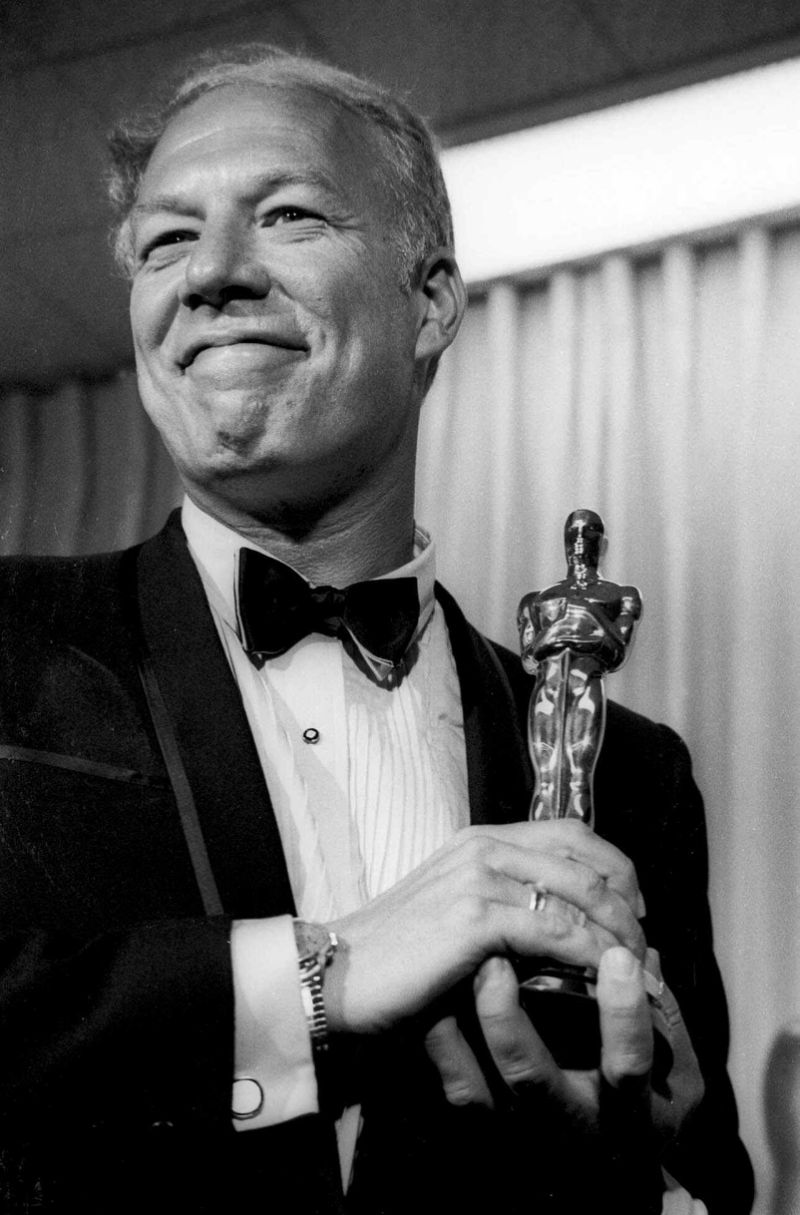 Nesta foto de 10 de abril de 1968, George Kennedy posa com o Oscar (Foto: Yahoo/Reprodução)