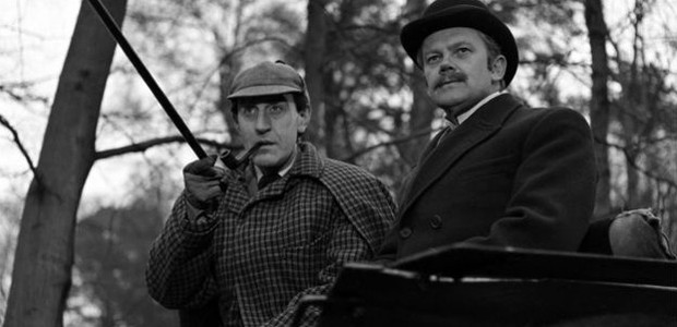 Com seu típico chapéu e o cachimbo, Wilmer tornou-se muito popular com seu papel criado por Arthur Conan Doyle em uma bem-sucedida série da emissora britânica "BBC", na qual estreou em 1964 com Nigel Stock  como seu companheiro Watson (Foto: Reprodução)