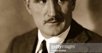 por volta de 1935: ator de tela britânico Donald Crisp (1880 - 1974). Ele trabalhou como diretor para D W Griffith, antes de decidir se concentrar em sua carreira de ator. (Foto por Hulton Archive/Getty Images)