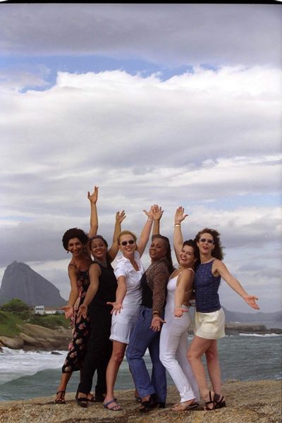 As Freneticas Sandra Pira, Edyr de Castro, Regina Chaves, Dudu Moraes, Leiloca Neves e Lidoka Martuscelli, na praia do Arpoador, Rio de Janeiro.26 jul. 2006.