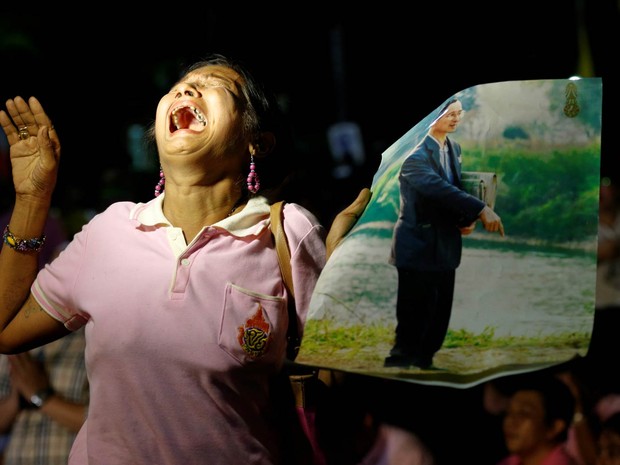 Mulher chora em desespero após o anúncio da morte do rei da Tailândia, Bhumibol Adulyadej, no hospital Siriraj em Bangkok, onde ele estava internado (Foto: Chaiwat Subprasom/Reuters)