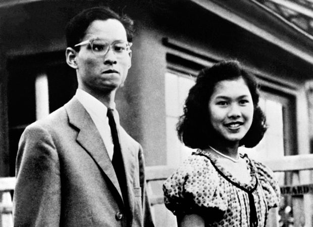 Foto de 1946 mostra Bhumibol Adulyadej ao lado de sua então noiva, Sirikit Sitiyakara (Foto: AFP/Set de 1949)