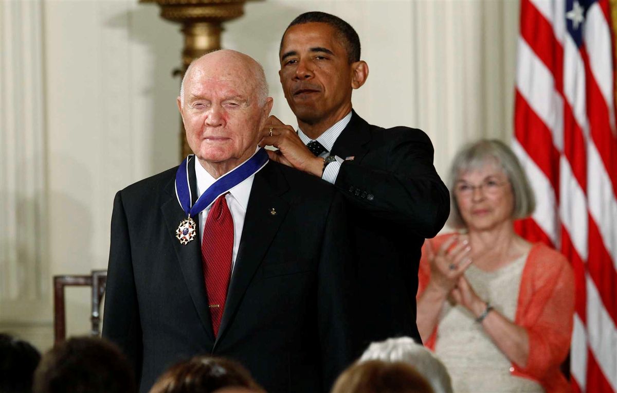 O presidente Obama condecorou John Glenn com a Medalha da Liberdade em 2012  |  (Foto: REUTERS/KEVIN LAMARQUE/FILE PHOTO)