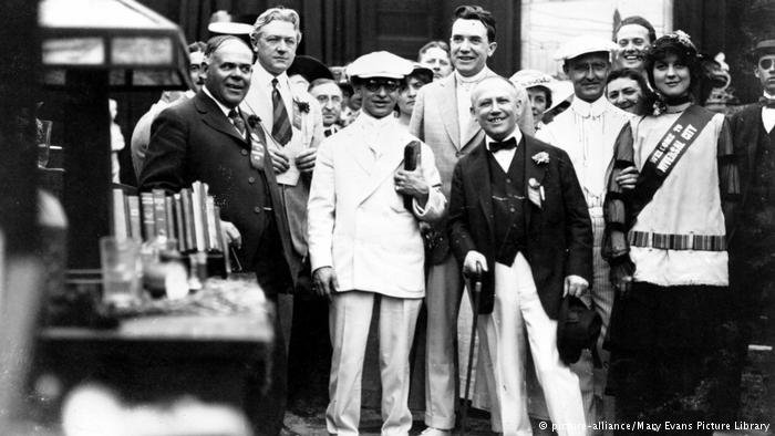 Carl Laemmle (centro, de terno escuro e bengala) começou uma empresa de cinema em Nova York em 1910. Mas se tornou famoso com o lendário Universal Studios, que montou dois anos depois na Costa Oeste, em Los Angeles.
