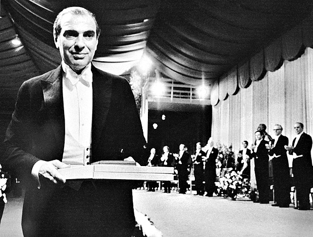 Kenneth Arrow recebe em Estocolmo, em 10 de dezembro de 1972, aos 51 anos o Prêmio Nobel de Economia. (Foto: Associated Press) 