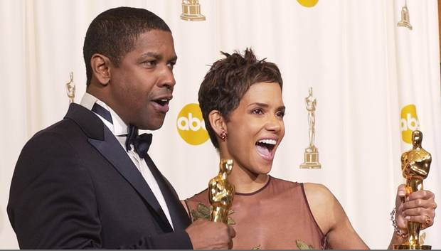 Só alegria.Denzel Washington e Halle Berry comemoram os prêmios de melhor ator e melhor atriz na 74ª edição do Oscar (Foto: Mark J. Terrill 24/03/2002 / AP)