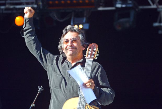 O chileno Ángel Parra toca no Parc of the Courneuve, próximo de Paris, em 2003 (AFP PHOTO / Joël SAGET )