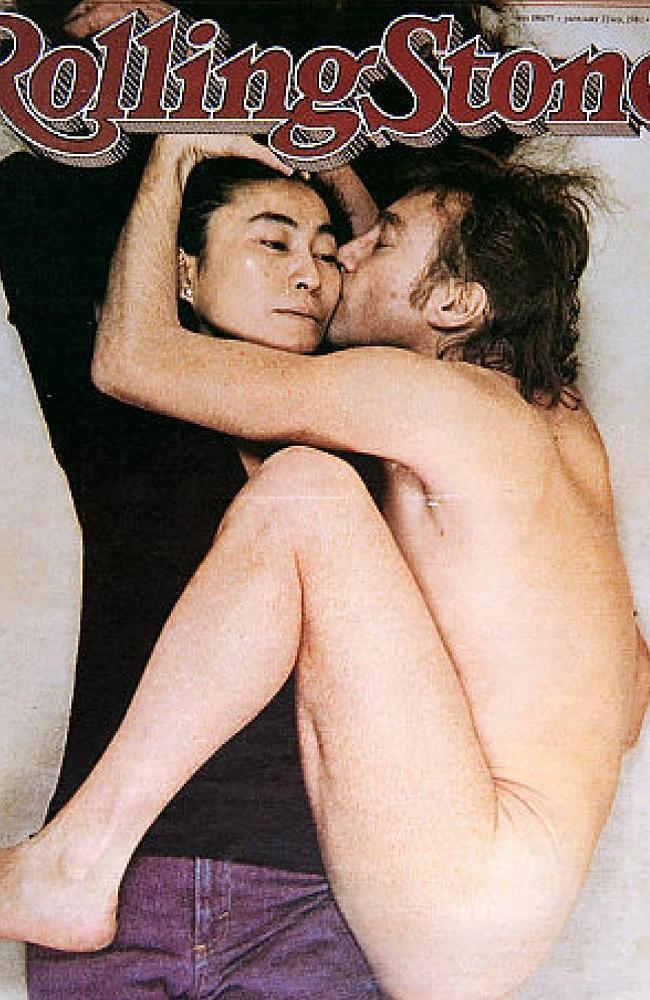 John Lennon nu enroscado em sua mulher, Yoko Ono