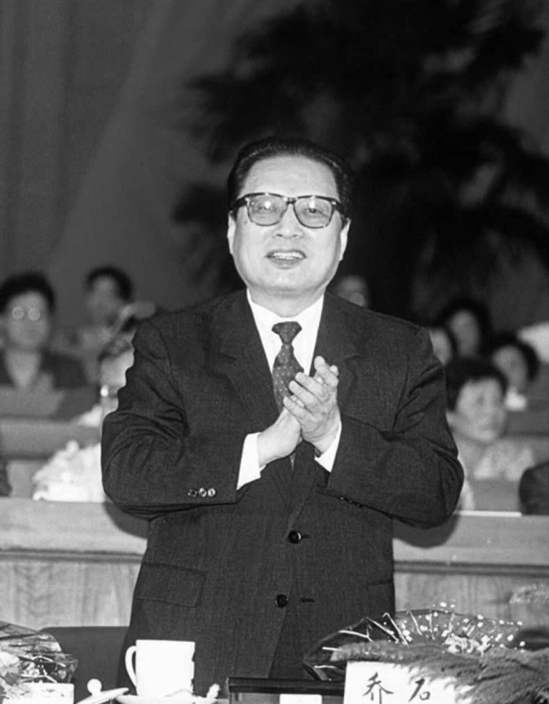 Qiao Shi está na abertura do 7º Congresso Nacional em 1993. (Manuel Ceneta / AFP / Getty Images)