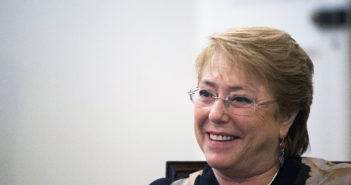 Michelle Bachelet, presidente do Chile, sorri durante uma entrevista no Palácio da Moneda em Santiago, no Chile, na sexta-feira, 20 de janeiro de 2017. Cristobal Olivares-Bloomberg / Getty Images