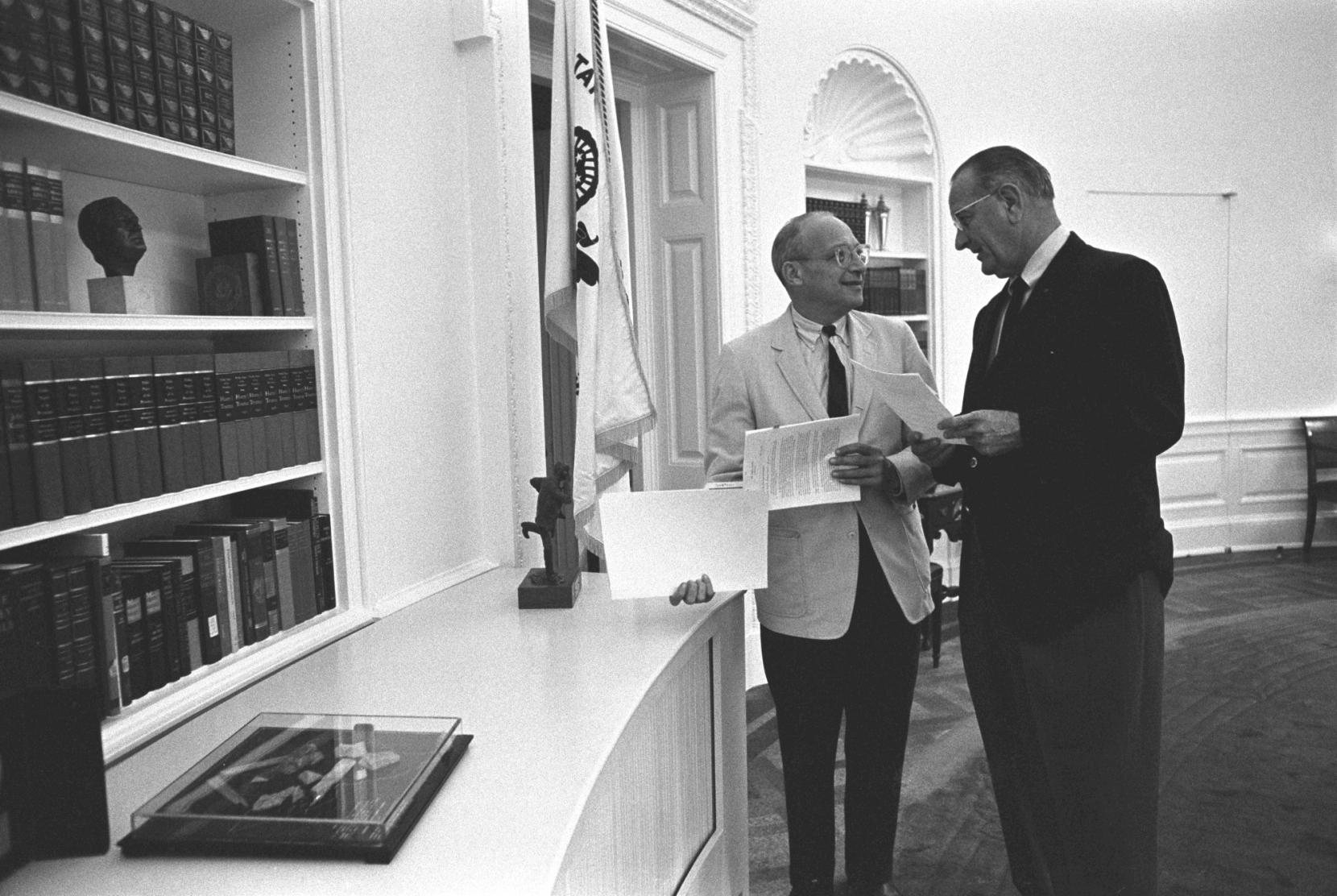 Walt Rostow e presidente Lyndon B. Johnson 