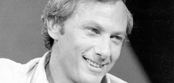 Clifford Irving sendo entrevistado por Tom Snyder em 24 junho de 1974. | (Foto: Hollywood Reporter / The Tomorrow Show - NBC)