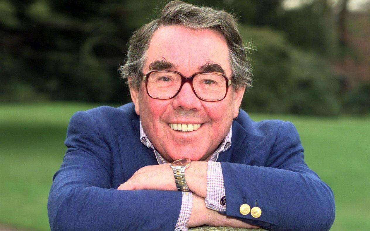 Ronnie Corbett, foi um dos comediantes mais populares da televisão