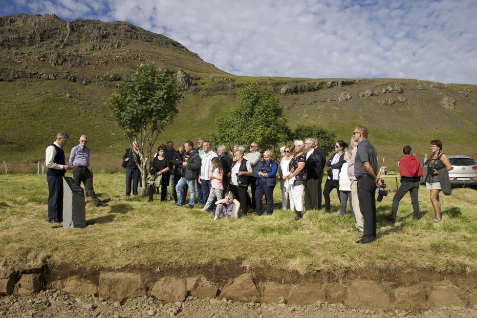 Descendentes de Jonathan realizam cerimônia no local onde ele foi enterrado na Islândia Foto: NYT