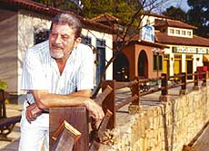 Carlos Zara atuou na regravação da novela Mulheres de Areia, que o tinha consagrado na Tupi na década de 70