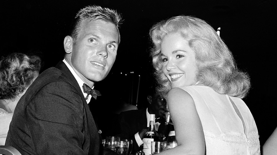 O ator Tab Hunter e a atriz Tuesday Weld em jantar em Los Angeles em 27 de julho de 1959. (Foto: AP)