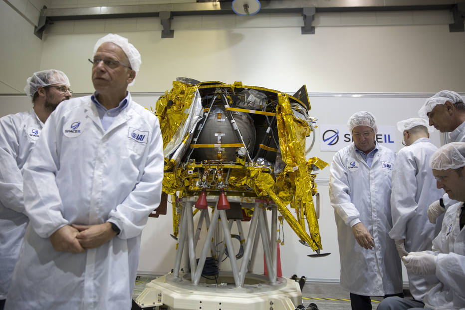 A sonda de 585 quilos, com tamanho de uma máquina lava-louça, foi construída pela SpaceIL, empresa sem fins lucrativos, e pela Israel Aerospace Industries (IAI), companhia estatal de defesa (Foto: AP Photo/Ariel Schalit)
