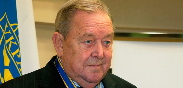 Lennart Johansson, que supervisionou a introdução da Liga dos Campeões durante um reinado de 17 anos como presidente da Federação Europeia de Futebol. (Foto: Andriy Lukatsky / AP)