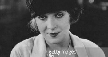 A atriz húngara Vilma Banky (1898 - 1991) usando um chapéu de hussardo russo do filme 'A Águia', 1925. O chapéu foi usado por sua co-estrela Rudolph Valentino no filme. (Foto por FPG/Hulton Archive/Getty Images)