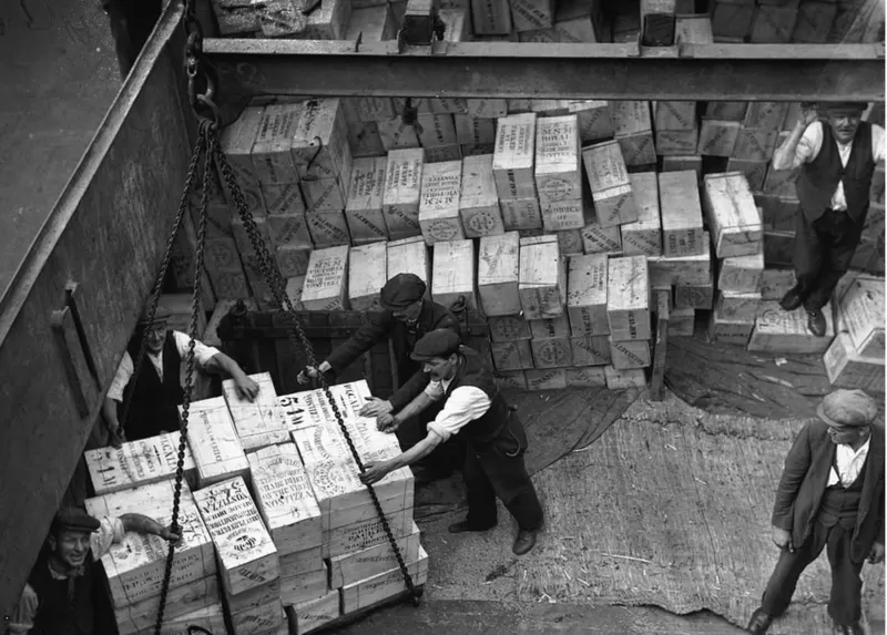 Os estivadores encarregados da tarefa empilhavam, por exemplo, barris de azeitonas e caixas de sabão em um palete de madeira. (Crédito da foto: GETTY IMAGES)