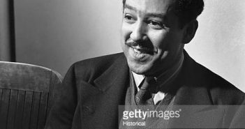 Langston Hughes, por volta de 1942. (Foto por © CORBIS/Corbis via Getty Images)