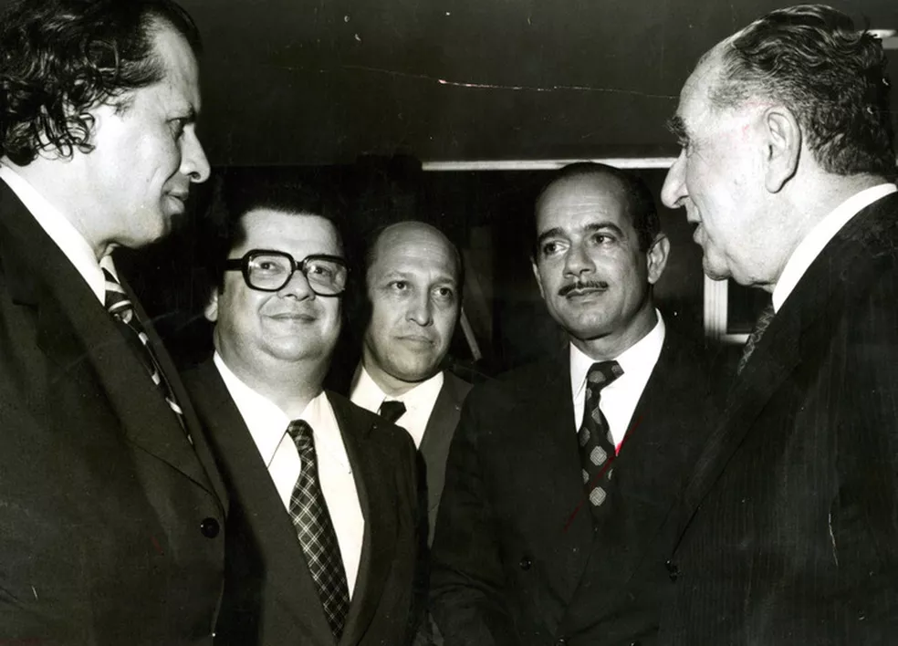 Economia nos anos 70 e 80: Mário Henrique Simonsen (esq.), Delfim Netto, Flávio Pécora, Ernane Galvêas e Emílio Médici, em 1974 — (Foto: Agência O Globo)