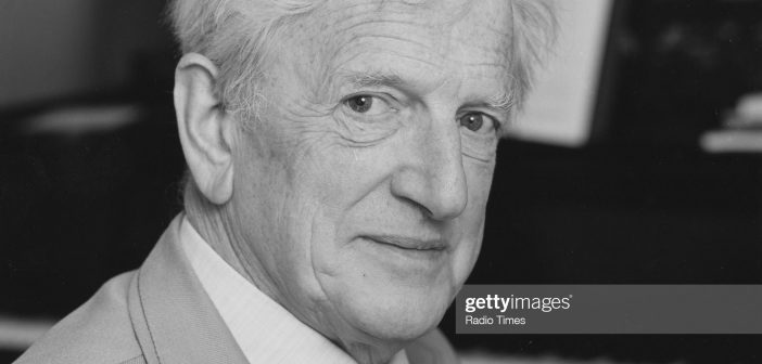 O cantor de ópera tenor inglês Sir Peter Pears fotografado sentado ao piano, fotografado para a Radio Times em conexão com sua comemoração de 70 anos na BBC Radio 3, 6 de junho de 1980. (Foto de Chris Ridley/Radio Times/Getty Images)