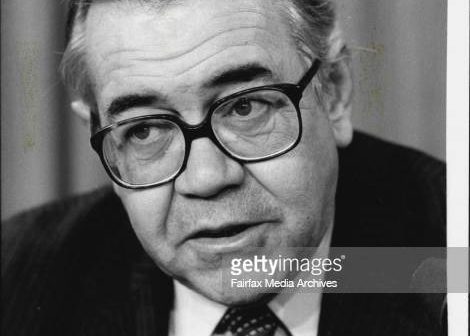 Bradford Morse, chefe executivo do programa de Desenvolvimento da ONU, chegou a Sydney, em visita à Austrália e Nova Guiné. 14 de fevereiro de 1979. (Foto de Antony Matheus Linsen/Fairfax Media via Getty Images).