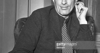 New York City: filme baseado em sua história barrado nos Estados Unidos. Liam O'Flaherty, autor de The Informer e The Puritan, como ele foi entrevistado em seu hotel aqui, depois que um filme francês baseado em The Puritan foi impedido de ser exibido nos Estados Unidos. O filme francês tem títulos em inglês. (Imagens Getty)