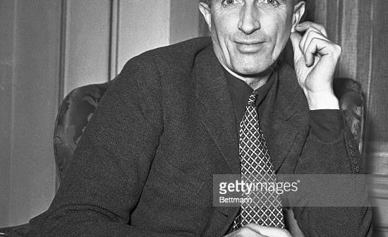 New York City: filme baseado em sua história barrado nos Estados Unidos. Liam O'Flaherty, autor de The Informer e The Puritan, como ele foi entrevistado em seu hotel aqui, depois que um filme francês baseado em The Puritan foi impedido de ser exibido nos Estados Unidos. O filme francês tem títulos em inglês. (Imagens Getty)