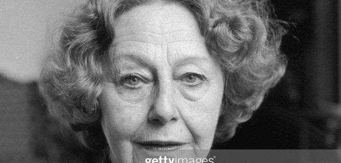 Retrato da crítica literária e autora americana Elizabeth Hardwick, década de 1980. (Foto de Bernard Gotfryd/Getty Images)