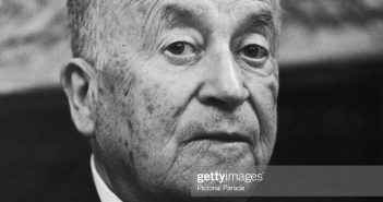 O escritor israelense Shmuel Yosef Agnon (1888 - 1970), por volta de 1966. Agnon ganhou o Prêmio Nobel de Literatura de 1966 juntamente com a escritora judia alemã Nelly Sachs. (Foto por Pictorial Parade/Hulton Archive/Getty Images)