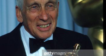 Howard W. Koch fica nos bastidores durante a 62ª cerimônia do Oscar, 26 de março de 1990, em Los Angeles, CA. Koch recebeu o Oscar Humanitário Jean Hersholt. (Foto de John Barr/Liaison/Getty Images)