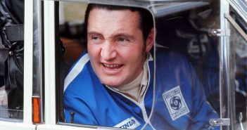 Paddy Hopkirk, piloto de corrida que teve uma vitória celebrada em um Mini Cooper no Rally de Monte Carlo de 1964 – The Telegraph /DIREITOS RESERVADOS)
