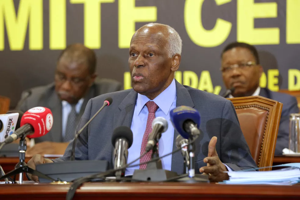 José Eduardo dos Santos durante evento na capital da Angola em dezembro de 2016 — (Foto: Herculano Coroado/REUTERS)