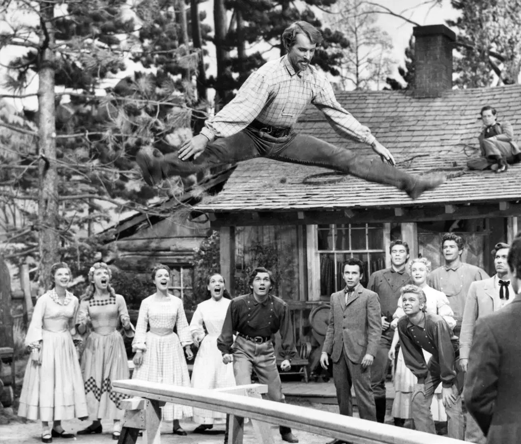Matt Mattox saltando em “Sete Noivas para Sete Irmãos” (1954).Crédito...MGM, via Photofest