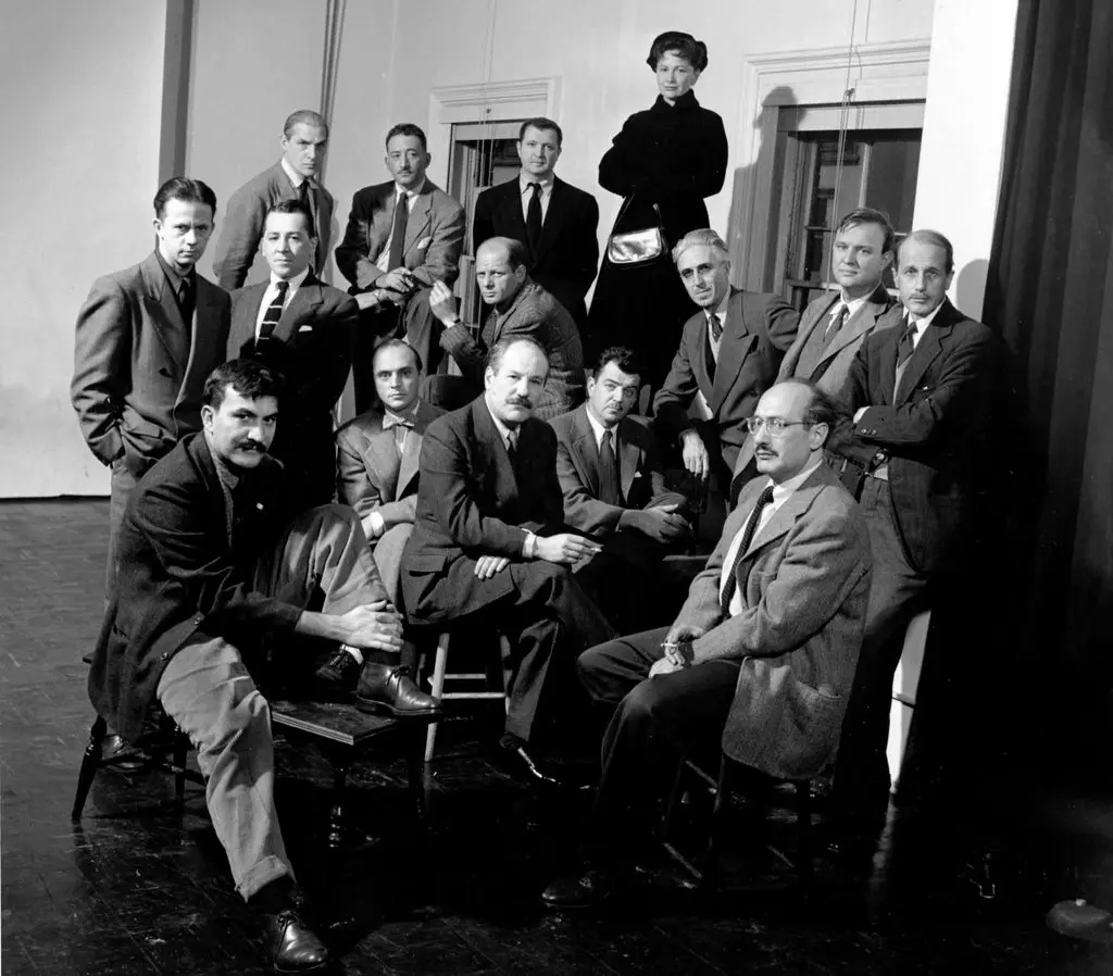 A agora famosa fotografia da revista Life de 1951 das luzes principais dos expressionistas abstratos. Hedda Sterne está atrás, de pé. Crédito...Nina Leen/Time & Life Pictures- Getty Images