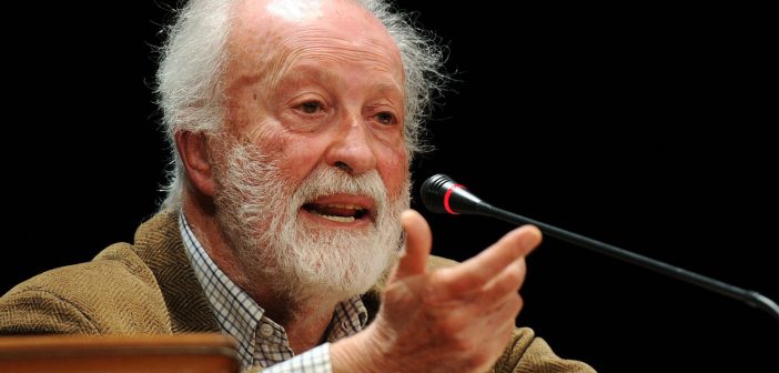 O jornalista e colunista Eugenio Scalfari durante o encontro por ocasião da Bienal Democrazia na manhã, 15 de abril de 2011, no Teatro Carignano, em Turim. (Foto: / ANSA / DI MARCO)
