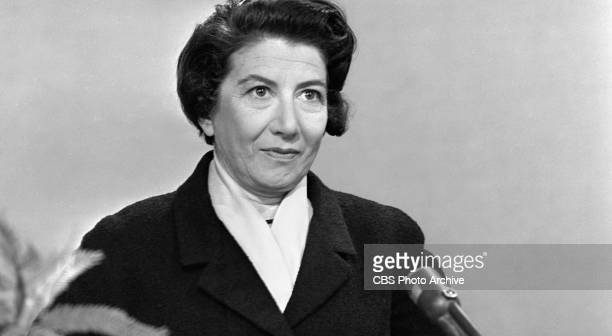 NEW YORK - 13 DE JANEIRO: Sunday News, um especial de televisão da CBS News, uma mesa redonda e um programa de análise. Na foto, Emily Genauer, crítica de arte do jornal New York Herald Tribune. Domingo, 13 de janeiro de 1963. (Foto da CBS via Getty Images)