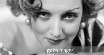30 de janeiro de 1933: A atriz americana Dorothy Dickson, que apareceu no palco de Londres com Fay Compton em 'Red Letter Day'. (Foto de Sasha/Hulton Archive/Getty Images)