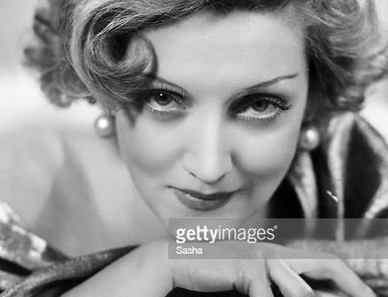 30 de janeiro de 1933: A atriz americana Dorothy Dickson, que apareceu no palco de Londres com Fay Compton em 'Red Letter Day'. (Foto de Sasha/Hulton Archive/Getty Images)