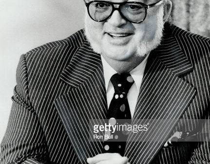 CANADÁ - 12 DE JULHO: Produtor de cinema dos EUA Ely Landau. Planos elegantes para filmar peças sérias e importantes (Foto de Ron Bull/Toronto Star via Getty Images)