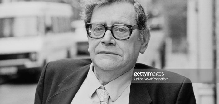 O romancista inglês John Braine (1922-1986) em Londres, em 22 de fevereiro de 1985. (Foto por United News/Popperfoto via Getty Images/Getty Images)