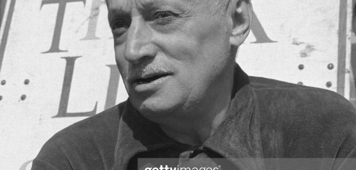 NELSON ALGREN, romancista que escreveu sobre favelas. Algren é mostrado na foto de arquivo de 3/9/75. (Getty Images)