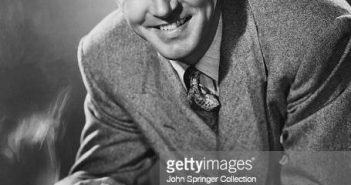 Ator John Payne com cigarro (Foto por © John Springer Collection/CORBIS/Corbis via Getty Images)