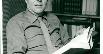 John Wain, romancista britânico, poeta e crítico. (Crédito da foto: Cortesia WorthPoint / DIREITOS RESERVADOS)
